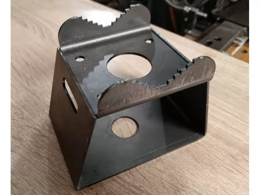 Кронштейн универсальный на трубу 15...51мм для камер с отверстием 32 